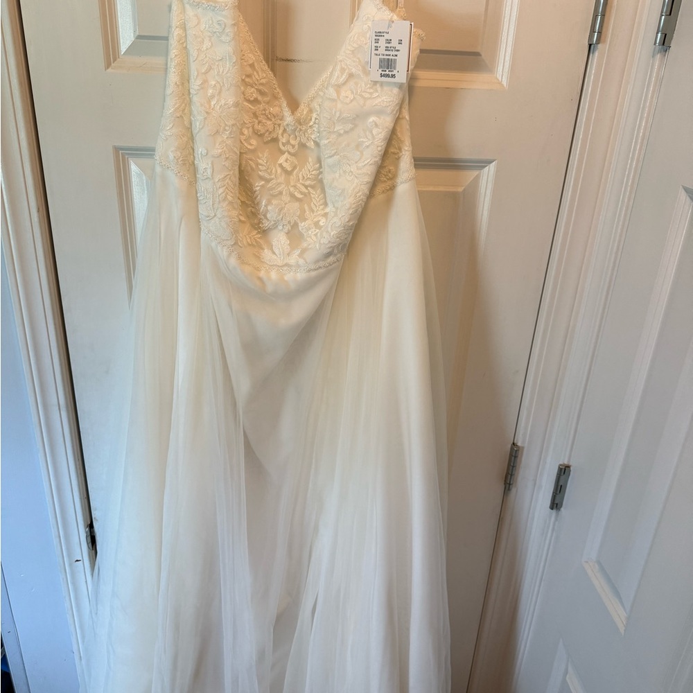 GlamStyle Ivory Lace Bridal Gown